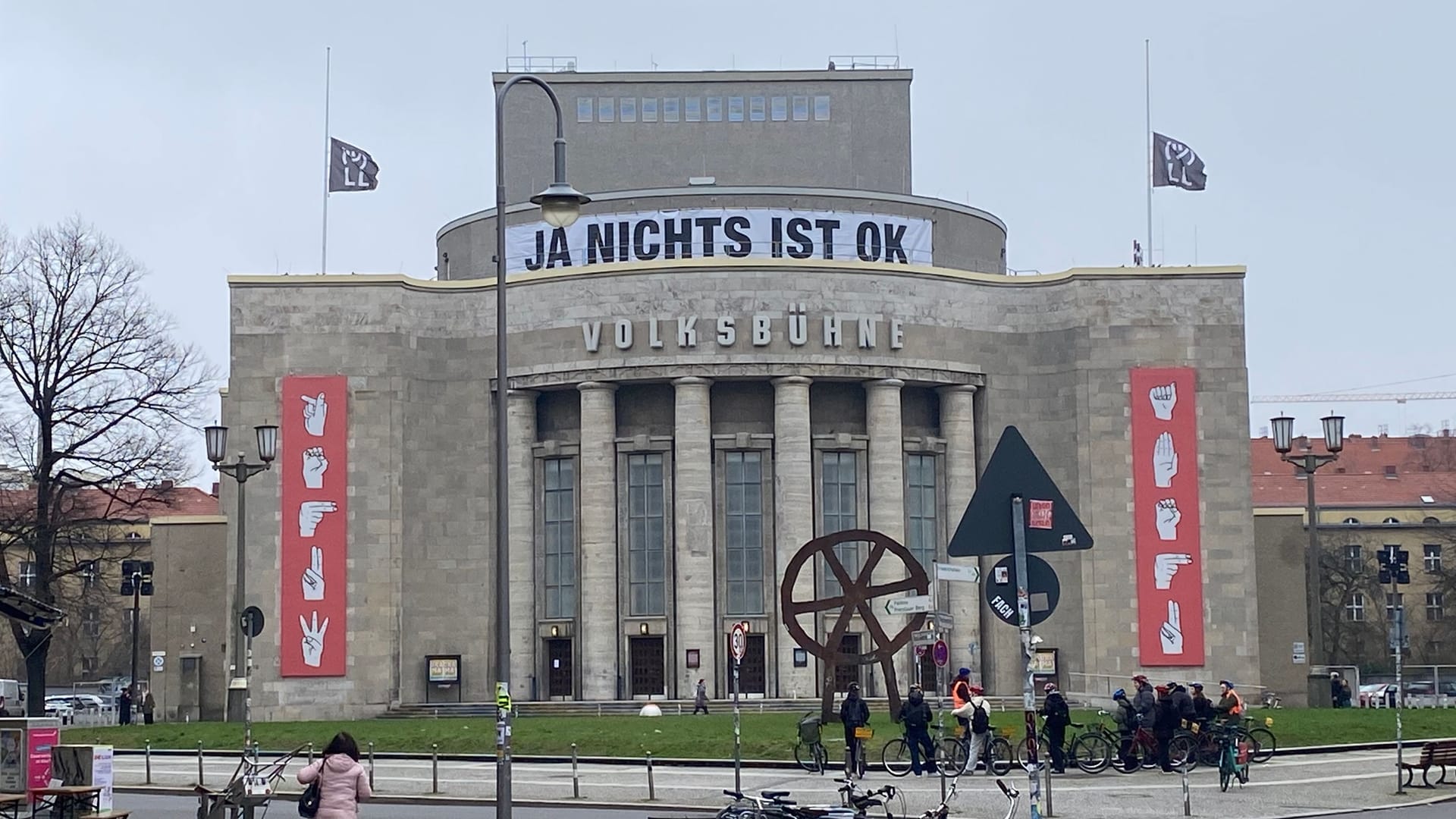 Volksbühne in Berlin am Dienstagmorgen: Die Flaggen wehen auf halbmast.