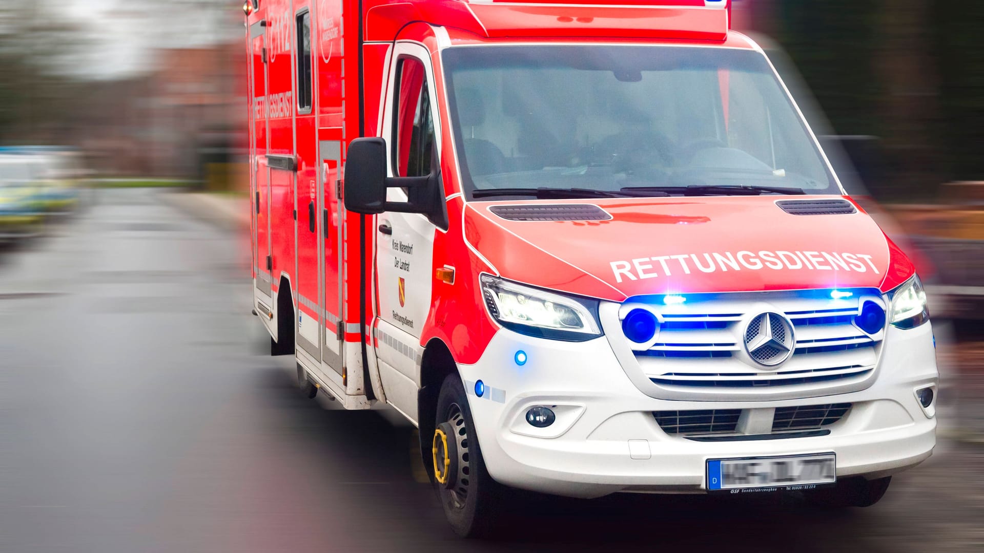 Rettungsdienst im Einsatz (Symbolfoto): Eine Fahrt endete im Rhein-Kreis Neuss in der Nacht tödlich.