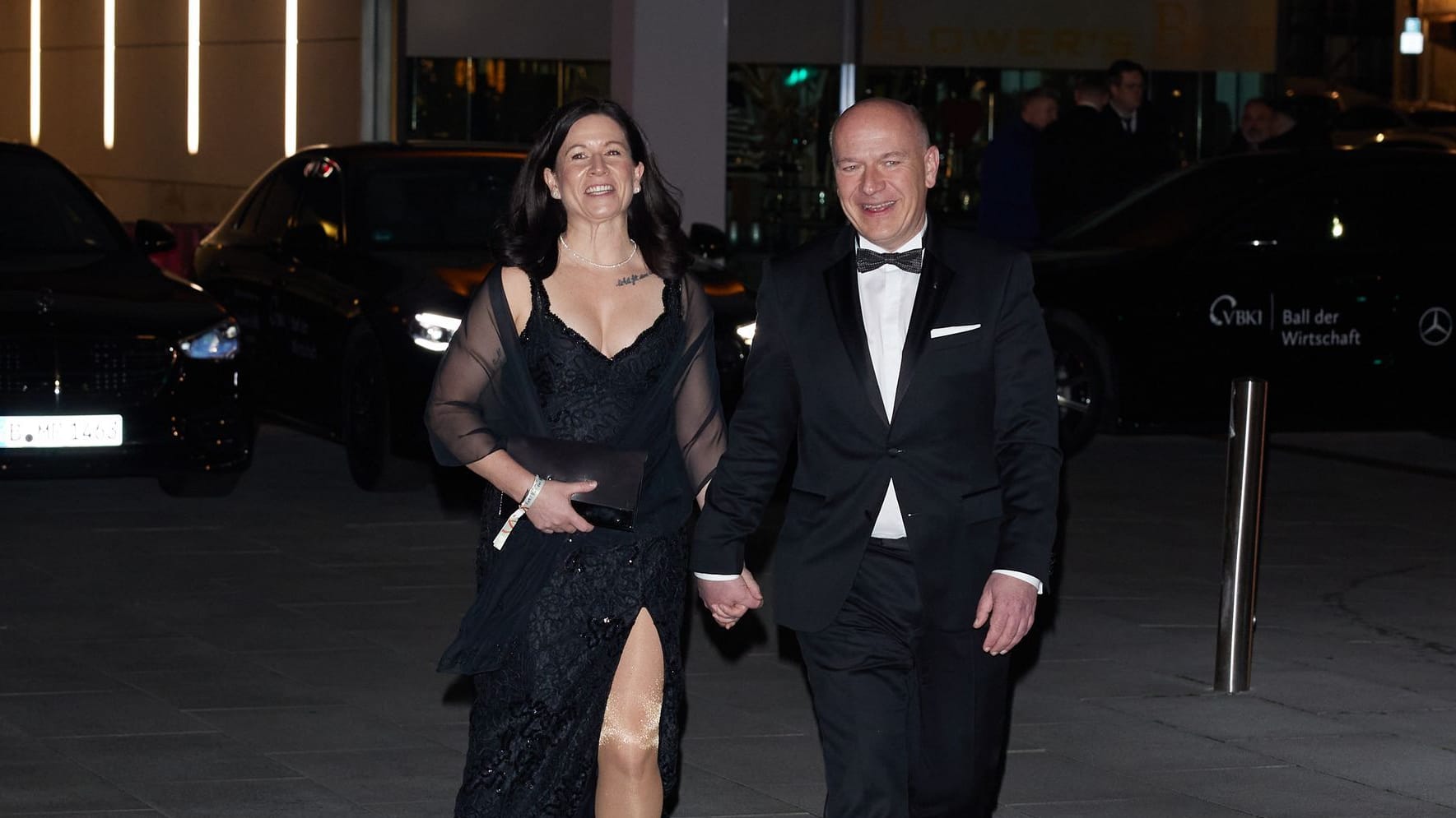 24.02.2024, Berlin: Kai Wegner (CDU), Regierender Bürgermeister von Berlin, und Katharina Günther-Wünsch (CDU), Berliner Senatorin für Bildung, Jugend und Familie, verlassen Hand in Hand den Ball der Wirtschaft in dem Hotel «Intercontinental Berlin» 24.02.2024, Berlin: Kai Wegner (CDU), Regierender Bürgermeister von Berlin, und Katharina Günther-Wünsch (CDU), Berliner Senatorin für Bildung, Jugend und Familie, verlassen Hand in Hand den Ball der Wirtschaft in dem Hotel «Intercontinental Berlin»