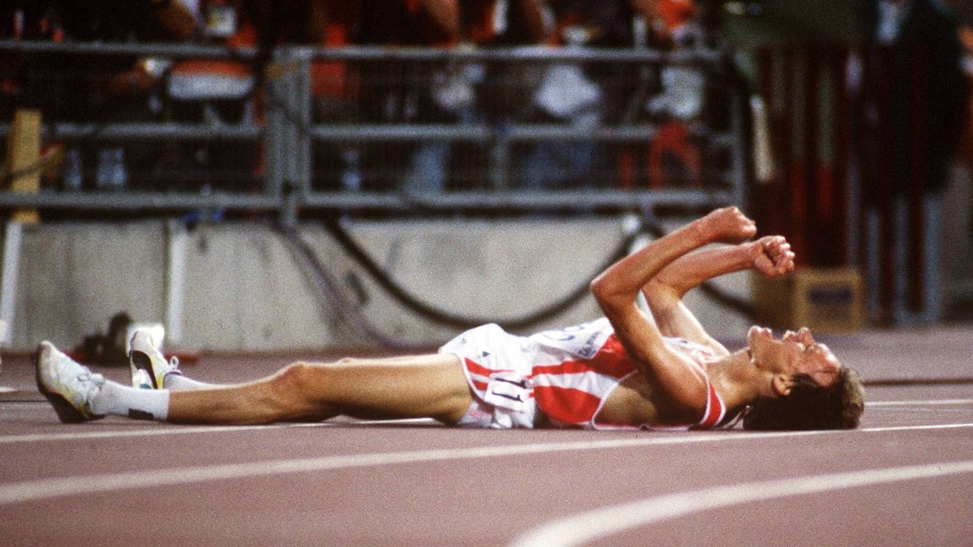 Pure Freude: Nach dem Zieleinlauf jubelte Dieter Baumann liegend auf der Tartanbahn des Olympiastadions.