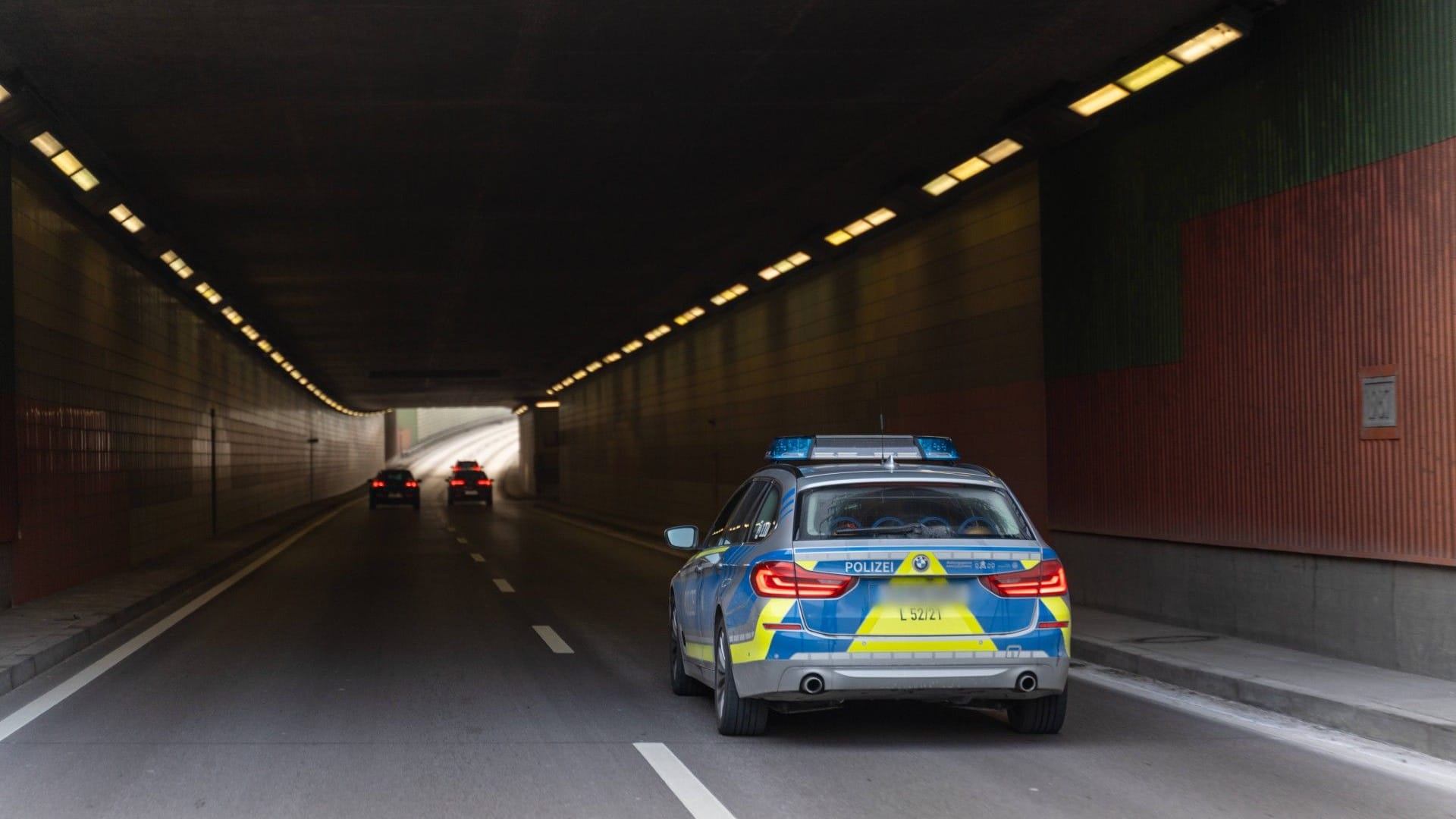 Polizeiauto auf der Autobahn (Archivbild): In Berlin sind erneut Steine auf die Fahrbahn der A111 geworfen worden.