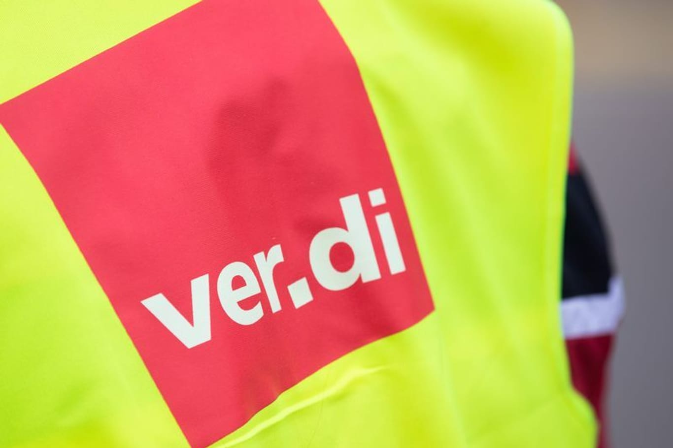 Ein Beschäftigter trägt eine Warnweste von Verdi (Symbolbild): Ab Mittwoch hat Verdi das Bodenpersonal von Lufthansa zu einem dreitägigen Warnstreik aufgerufen.