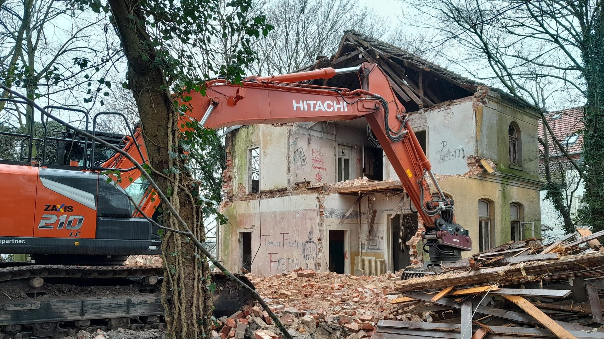 Die Tage der Geistervilla sind gezählt: Der Turm auf der linken Seite wurde bereits abgerissen.