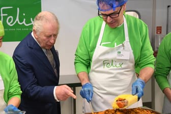 König Charles III. besucht eine Küche für Hilfsbedürftige (Archivbild): Der Monarch selbst isst viel Gemüse und wenig Fleisch.