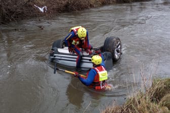 Das Auto stürzte von der Autobahn in den Fluss, die Feuerwehr barg den BMW aus dem Gewässer.