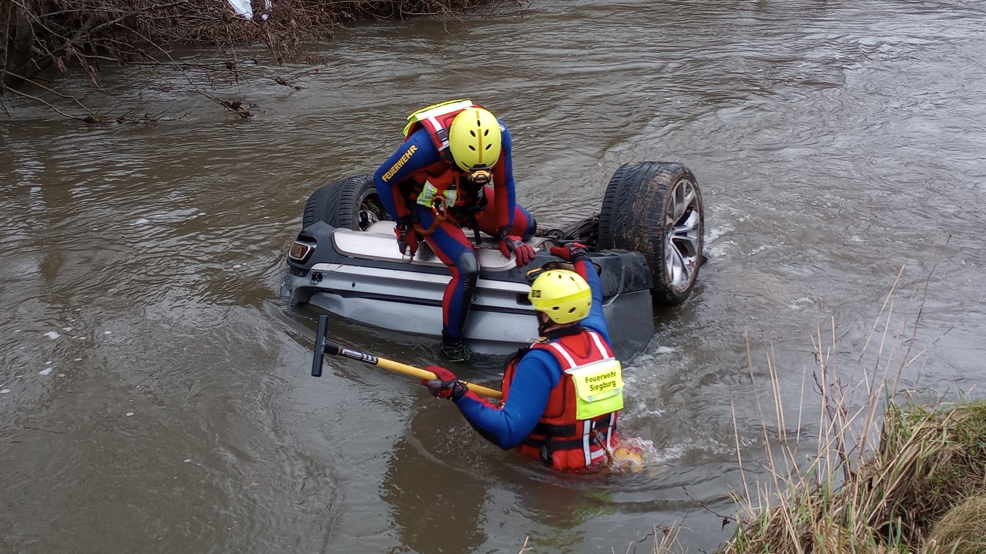 Das Auto stürzte von der Autobahn in den Fluss, die Feuerwehr barg den BMW aus dem Gewässer.