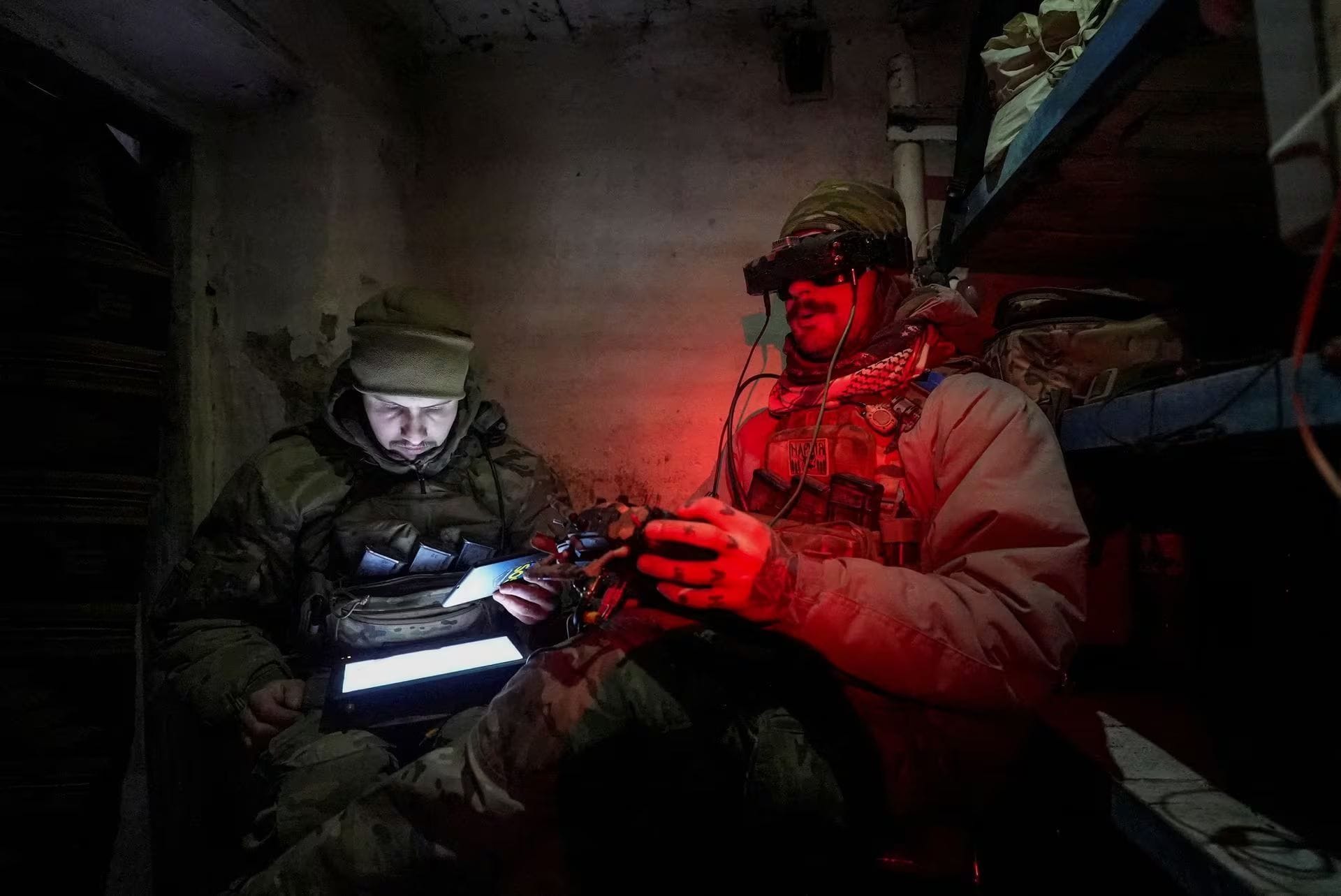 Ukrainische Soldaten steuern eine Drohne in der Region Donezk.