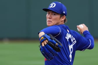 Yoshinobu Yamamoto von den Los Angeles Dodgers beim Wurf: Die neuen Baseball-Trikots sorgen für Kritik.