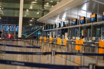Der Check-in-Bereich am Münchner Flughafen: Die Lufthansa-Schalter sind wegen des Streiks am Dienstagmorgen weitgehend leer geblieben.