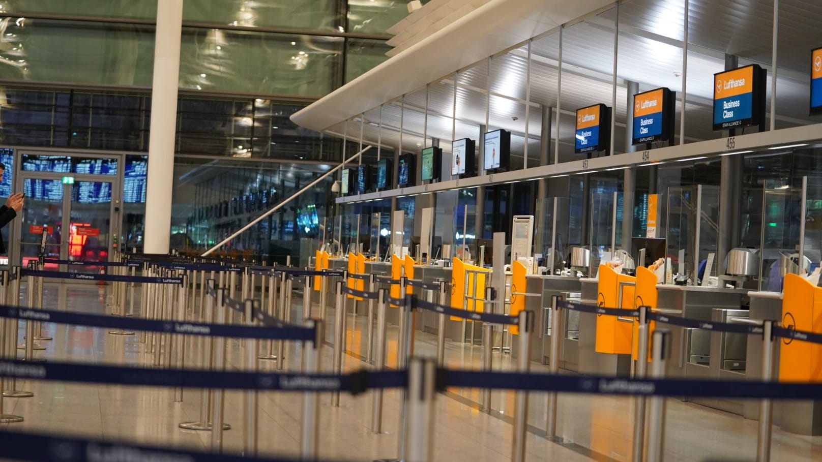 Der Check-in-Bereich am Münchner Flughafen: Die Lufthansa-Schalter sind wegen des Streiks am Dienstagmorgen weitgehend leer geblieben.