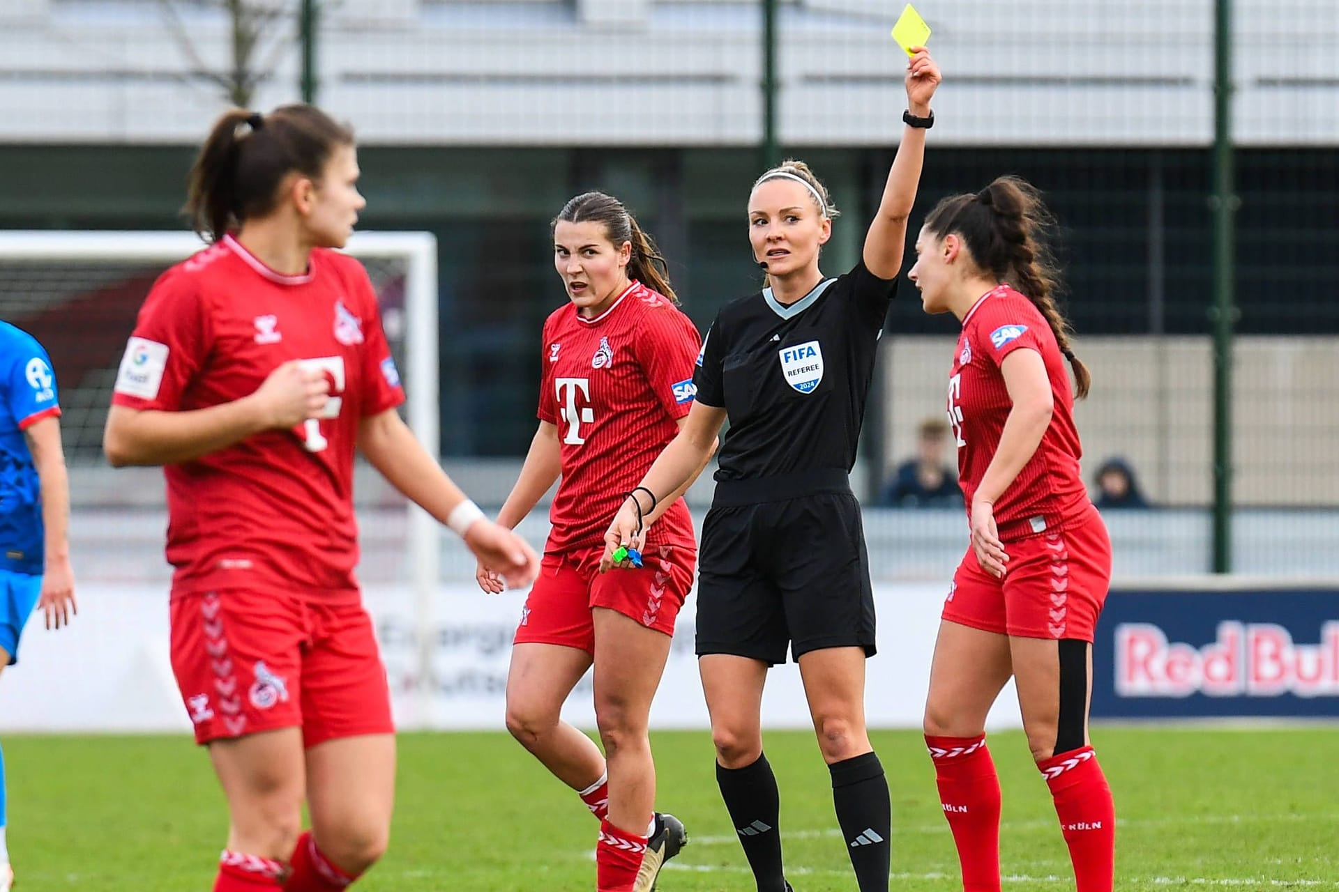 Schiedsrichterin Fabienne Michel zeigt die Gelbe Karte: Die Fifa-Schiedsrichterin zählt zu den positiven Ausnahmen in der Bundesliga.