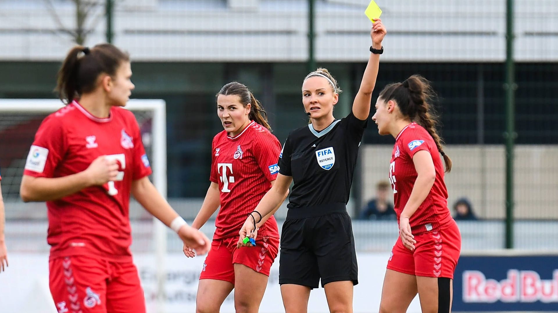 Schiedsrichterin Fabienne Michel zeigt die Gelbe Karte: Die Fifa-Schiedsrichterin zählt zu den positiven Ausnahmen in der Bundesliga.