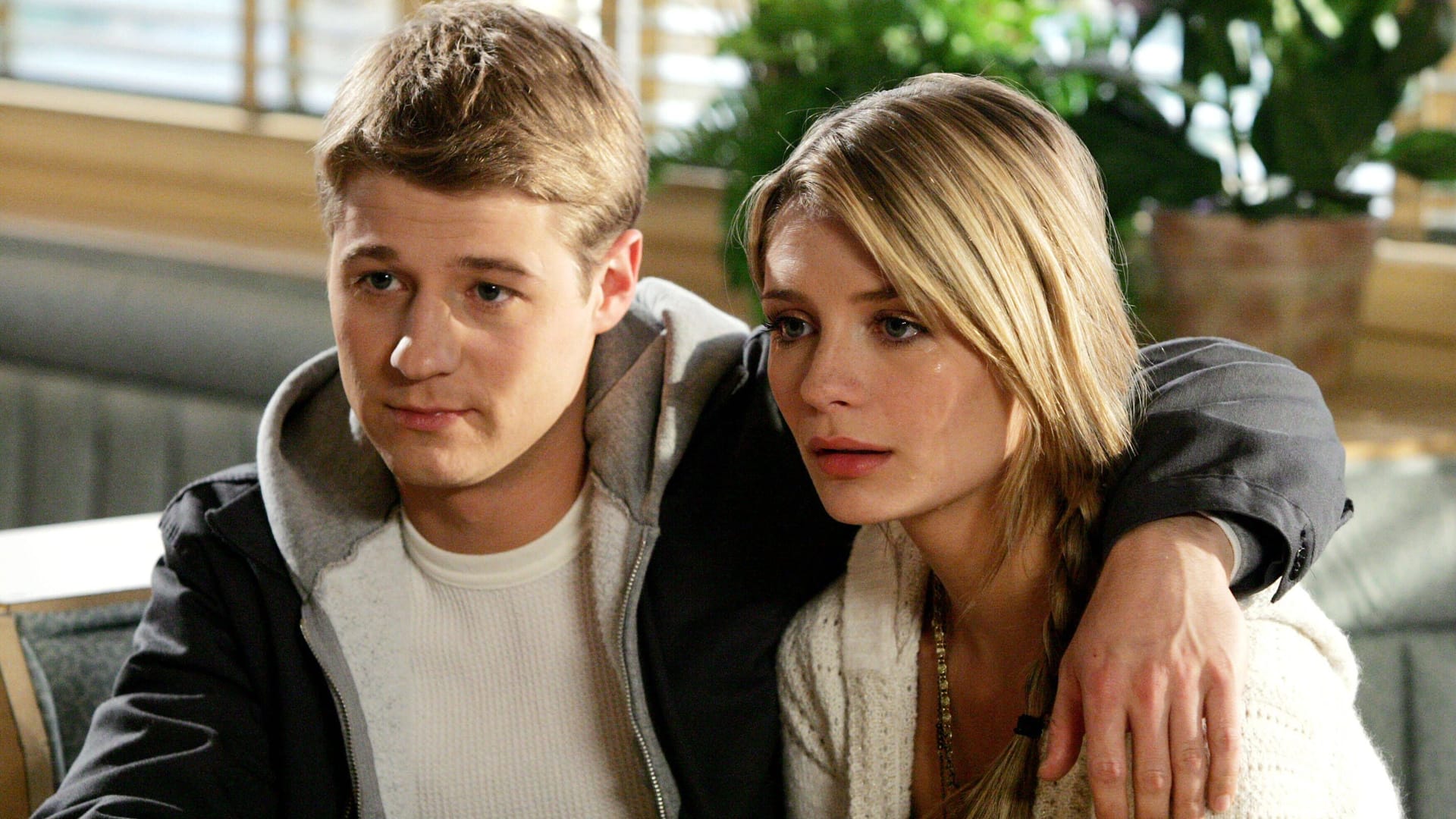 Benjamin McKenzie und Mischa Barton in einer Szene von "O.C., California"