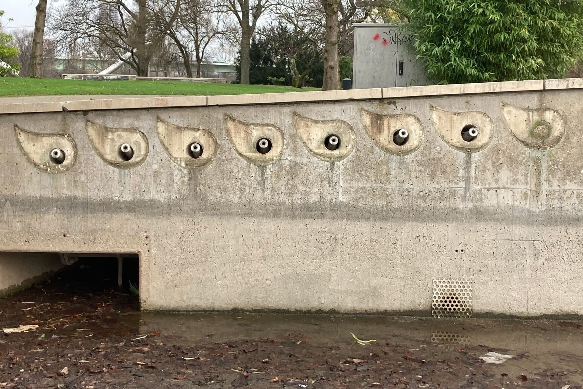 Das Siemensbecken im Rheinpark: Die tropfenförmigen Elemente der Wasserdüsen wurden gestohlen.
