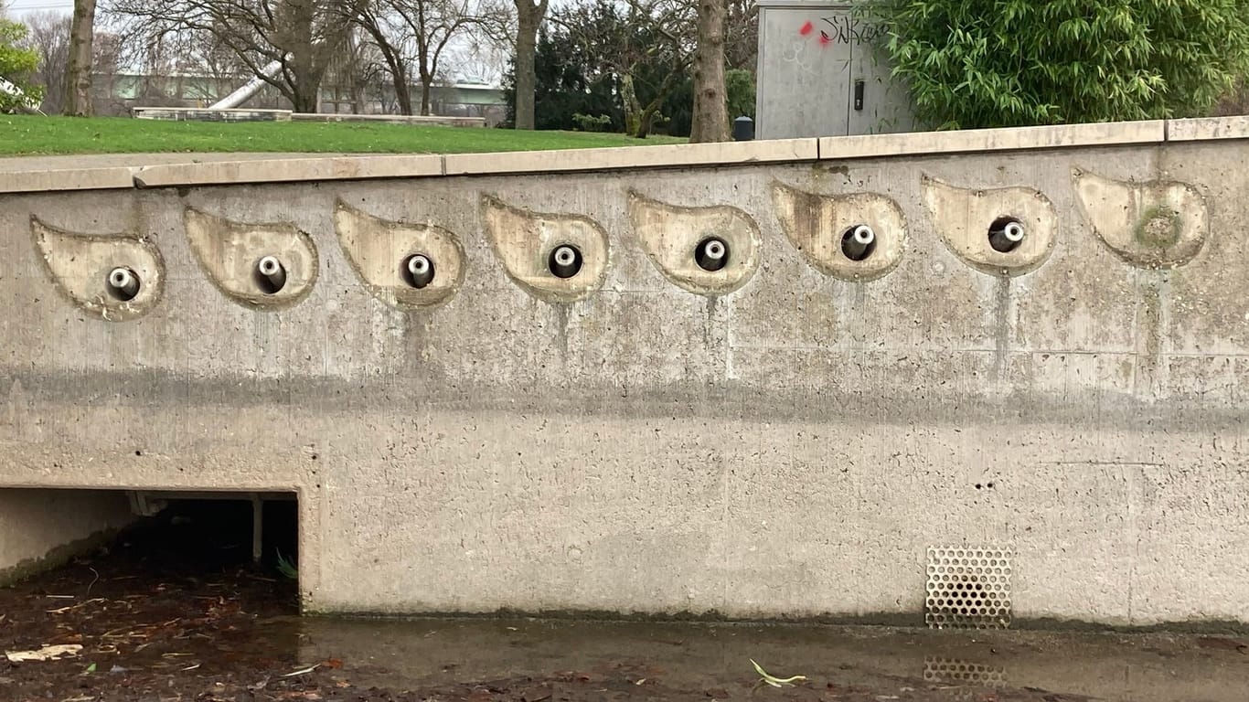 Das Siemensbecken im Rheinpark: Die tropfenförmigen Elemente der Wasserdüsen wurden gestohlen.