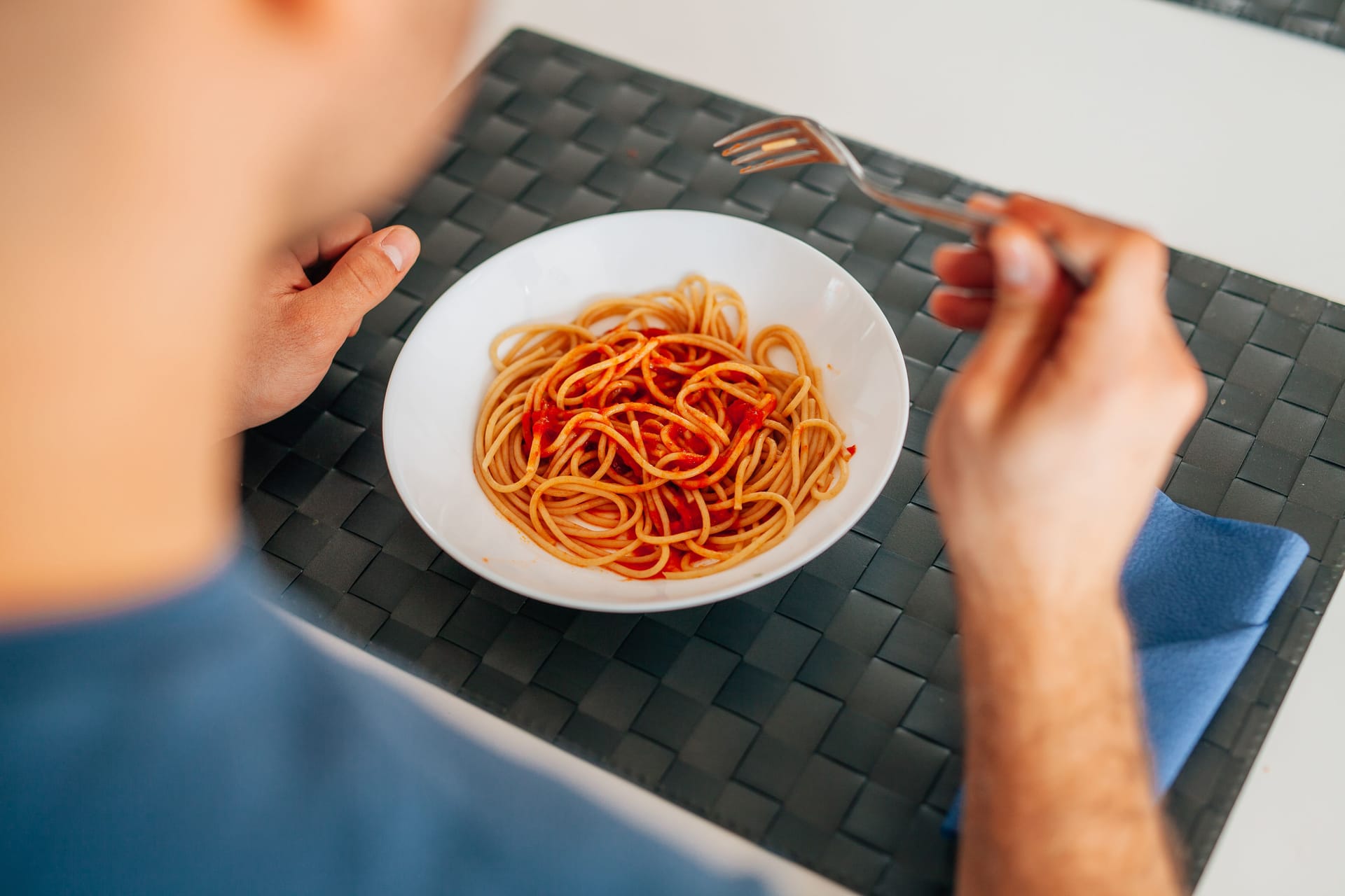 Ein Mann isst eine Portion Spaghetti (Symbolbild): Die Frau hatte ihrem Freund ein Psychopharmakon unters Essen gemischt.