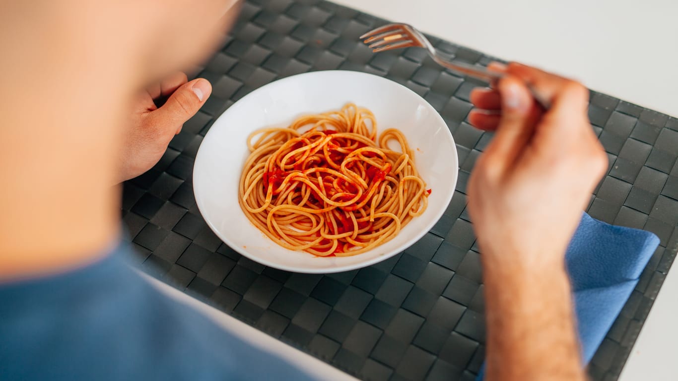 Ein Mann isst eine Portion Spaghetti (Symbolbild): Die Frau hatte ihrem Freund ein Psychopharmakon unters Essen gemischt.