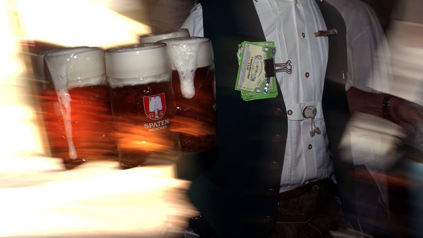 Bayern: Ein Kellner serviert mehrere Maß Bier (Archivbild).