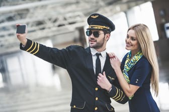 Pilot und Stewardess machen ein Selfie