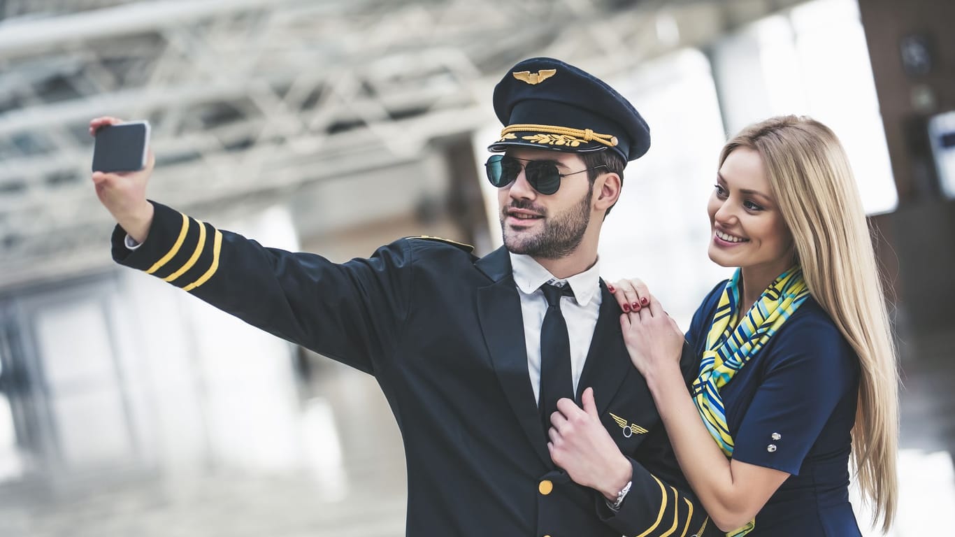Pilot und Stewardess machen ein Selfie