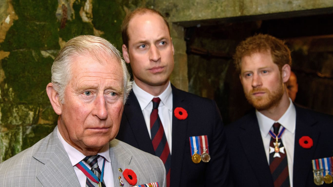 König Charles III., Prinz William und Prinz Harry: Ihr Verhältnis gilt als zerrüttet.