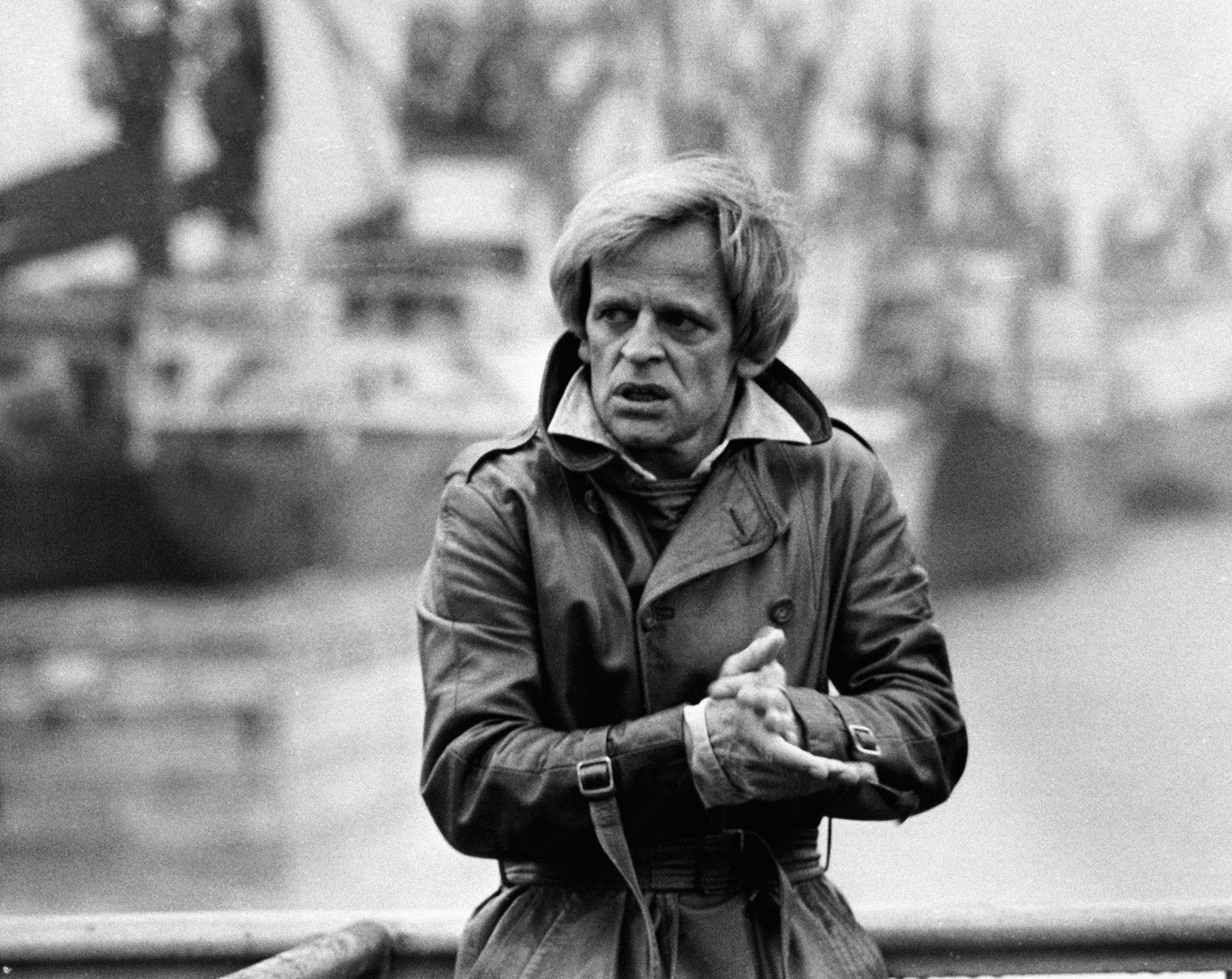 Der deutsche Schauspieler Klaus Kinski bei einem Fotoshooting im Hafen von Hamburg im März 1975.