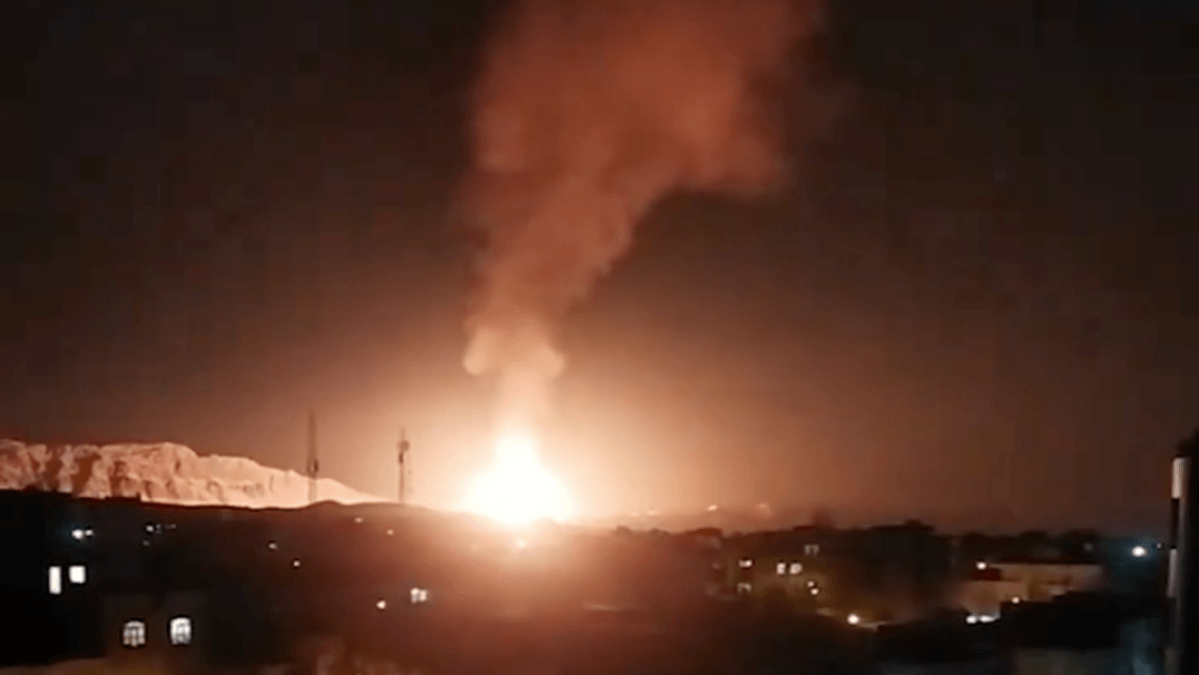 Die Aufnahme soll eine der Explosionen an iranischen Gasleitungen zeigen. Nach einem Bericht soll Israel dafür verantwortlich sein. Die Aufnahme soll eine der Explosionen an iranischen Gasleitungen zeigen. Nach einem Bericht soll Israel dafür verantwortlich sein.