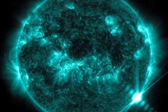 Eine Aufnahme der Sonne: Eruptionen können zu Störungen auf der Erde führen, warnt die Nasa.