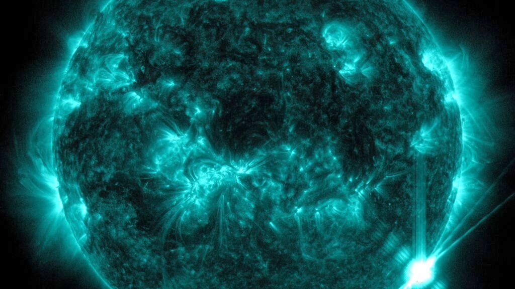 Eine Aufnahme der Sonne: Eruptionen können zu Störungen auf der Erde führen, warnt die Nasa.