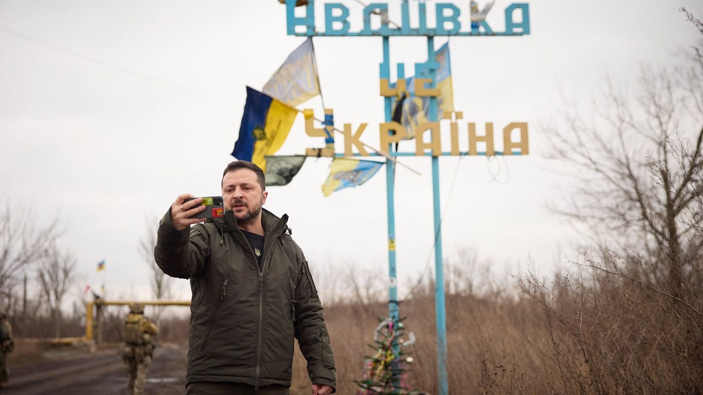 Ende Dezember 2023 besuchte Wolodymyr Selenskyj noch die umkämpfte Stadt Awdijiwka.