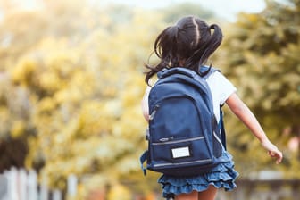 Ein Mädchen läuft mit einem Rucksack (Symbolbild): Vor einer Grundschule sollen Männer versucht haben, ein Kind in ihr Auto zu locken.