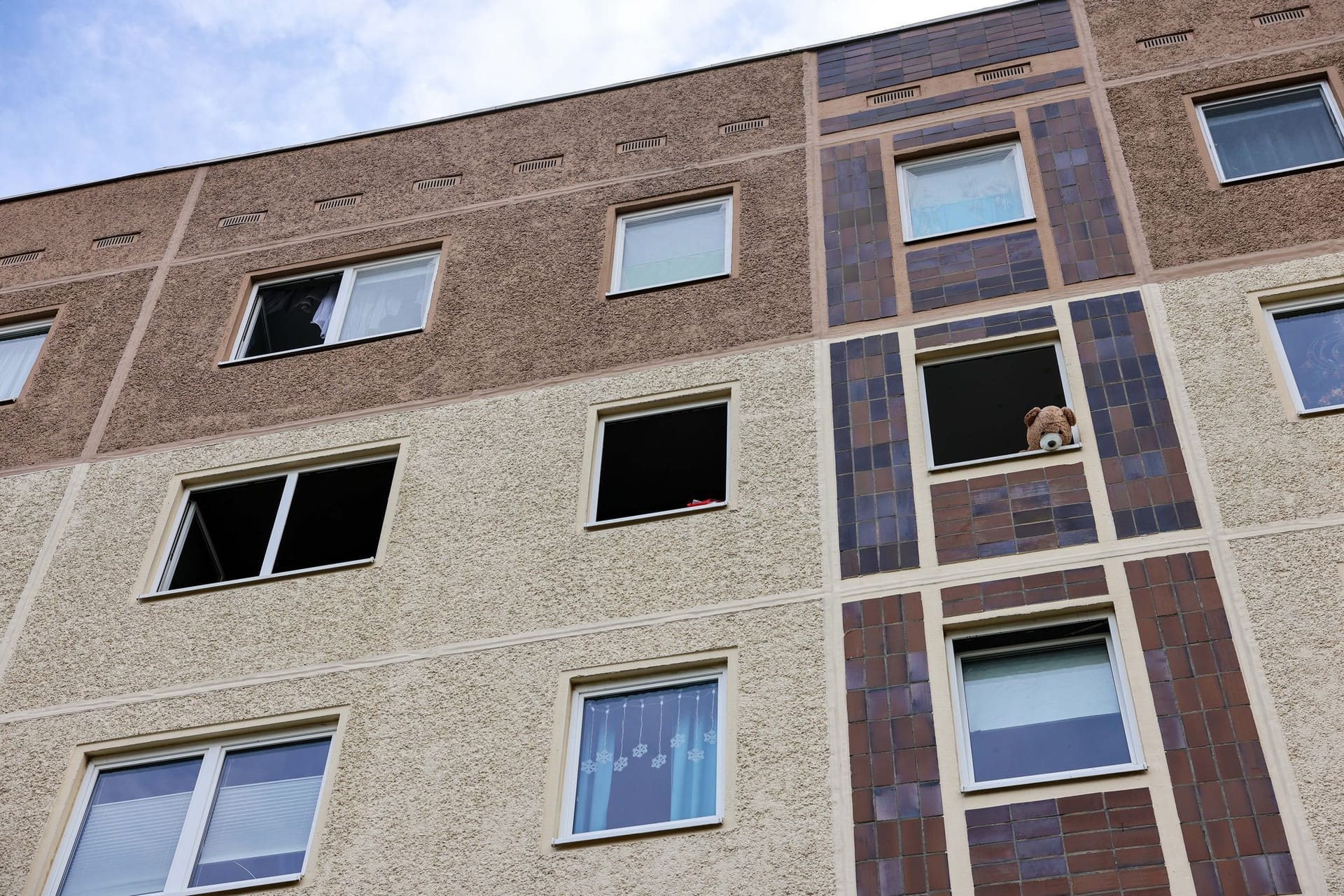 Leipzig: Nach dem nächtlichen Brand in dem Plattenbau wurden zwei Tote in der Wohnung gefunden.