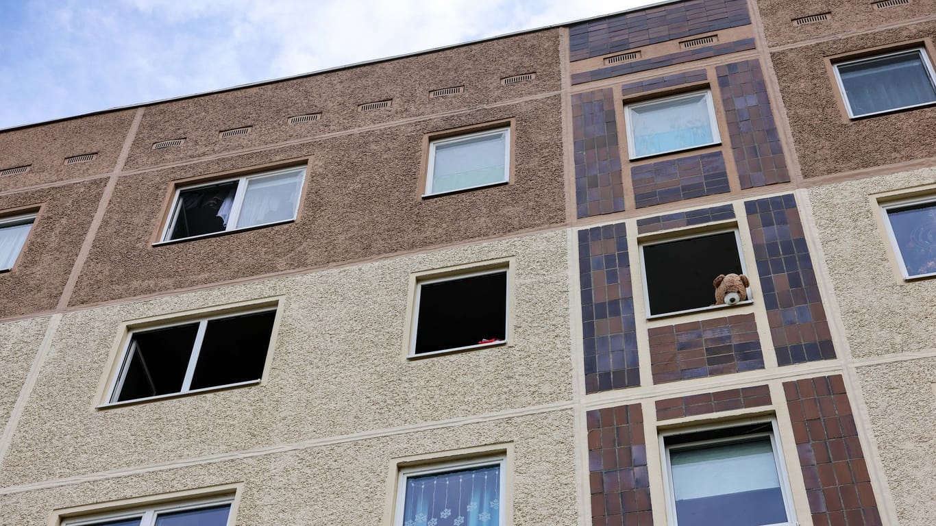 Leipzig: Nach dem nächtlichen Brand in dem Plattenbau wurden zwei Tote in der Wohnung gefunden.
