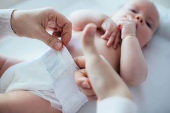 Wichtig zu wissen: Der Windelinhalt kann in manchen Fällen Hinweise auf den Gesundheitszustand des Babys geben.