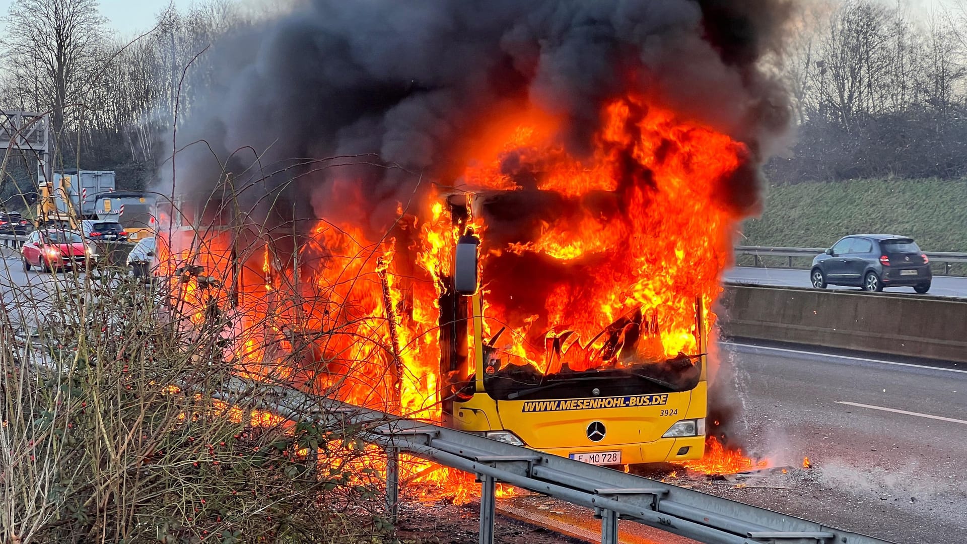 A40 bei Bochum: Linienbus in Vollbrand