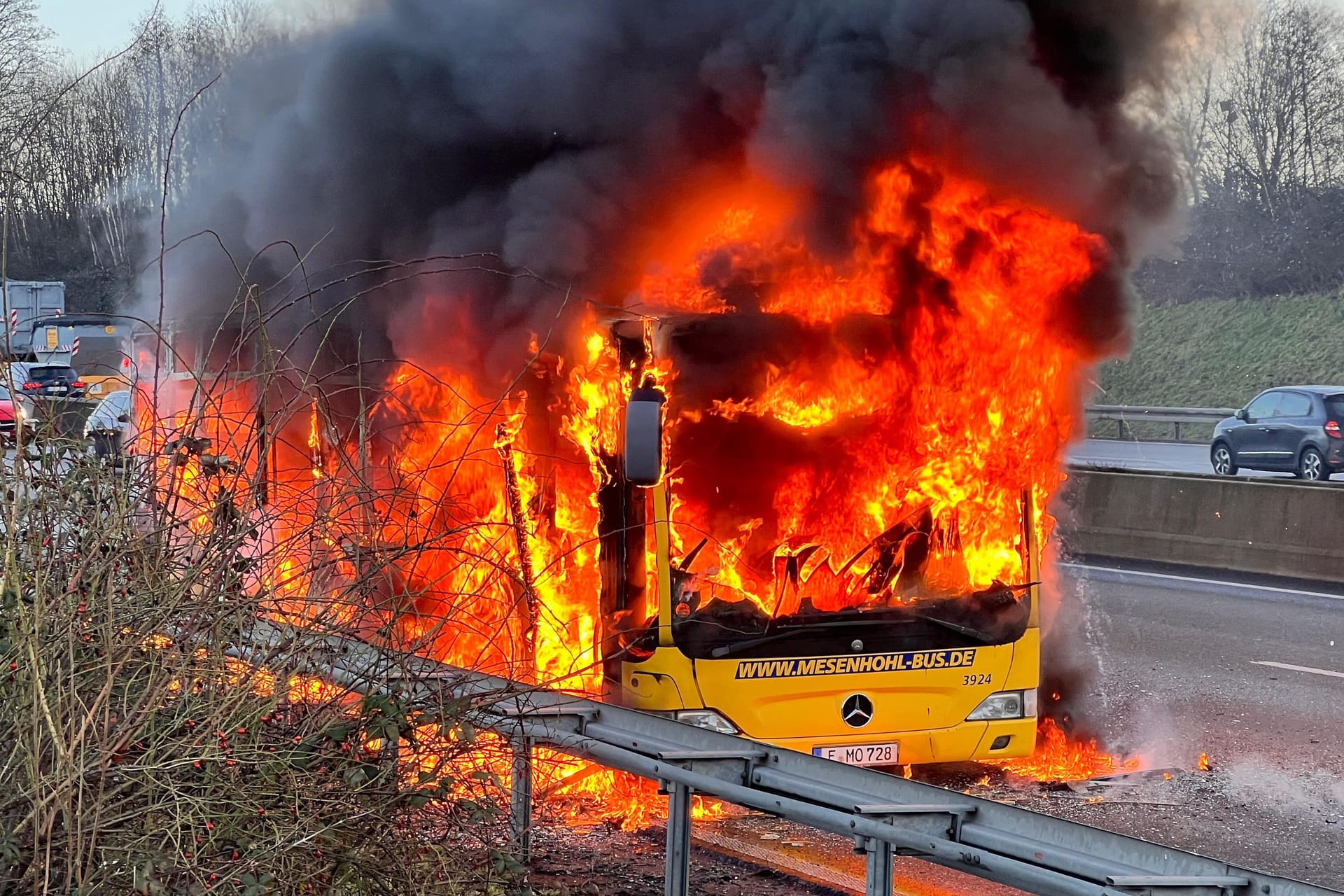 A40 bei Bochum: Linienbus in Vollbrand