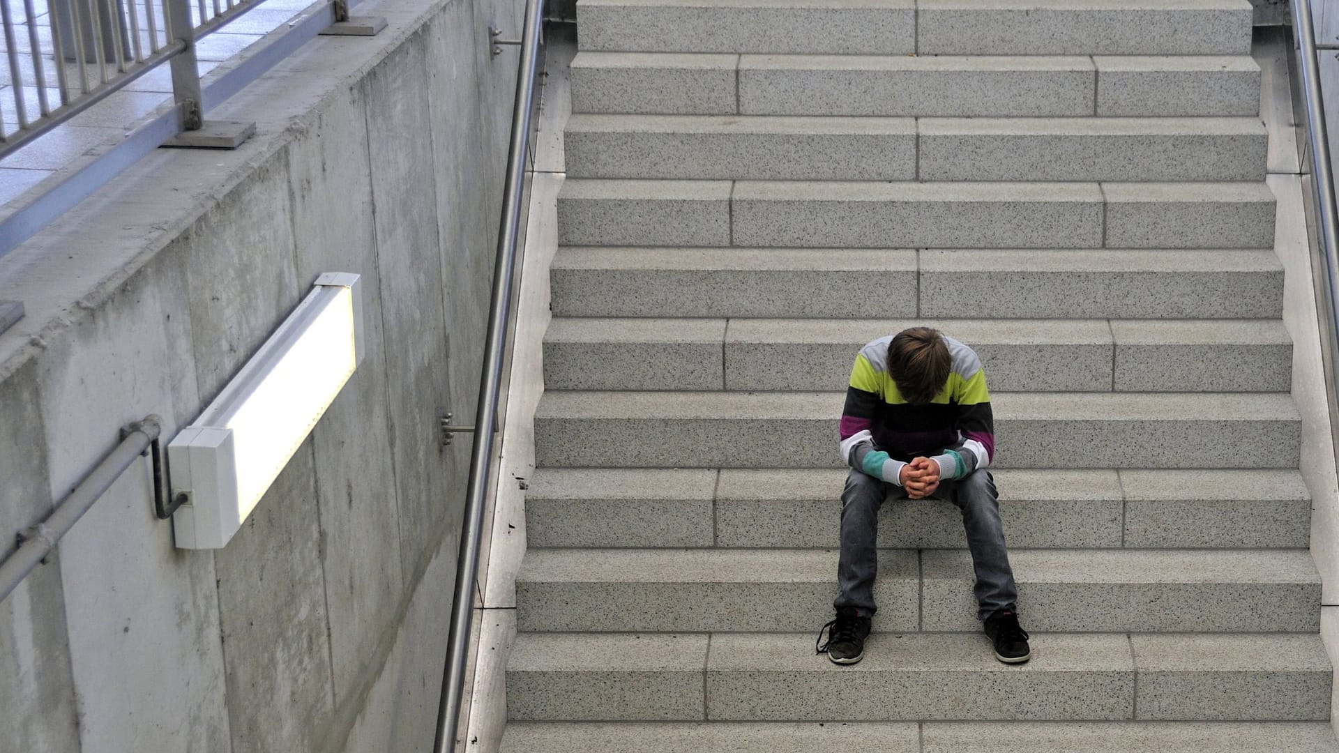 Ein frustrierter Mann sitzt am Dresdner Hauptbahnhof (Symbolbild): Am Bahnhof in Dresden kommt es am Wochenende zu Ausfällen und Verspätungen.