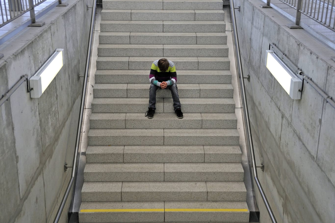 Ein frustrierter Mann sitzt am Dresdner Hauptbahnhof (Symbolbild): Am Bahnhof in Dresden kommt es am Wochenende zu Ausfällen und Verspätungen.