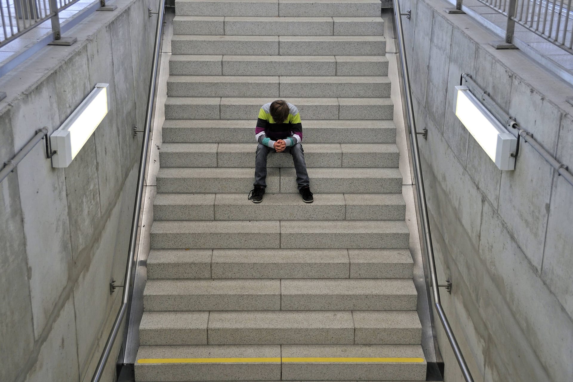 Ein frustrierter Mann sitzt am Dresdner Hauptbahnhof (Symbolbild): Am Bahnhof in Dresden kommt es am Wochenende zu Ausfällen und Verspätungen.