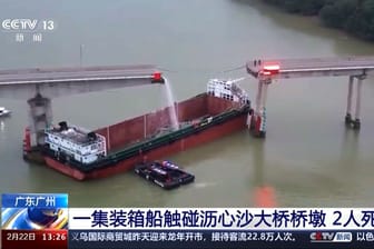 Schiff bringt Brücke in China zum Einsturz