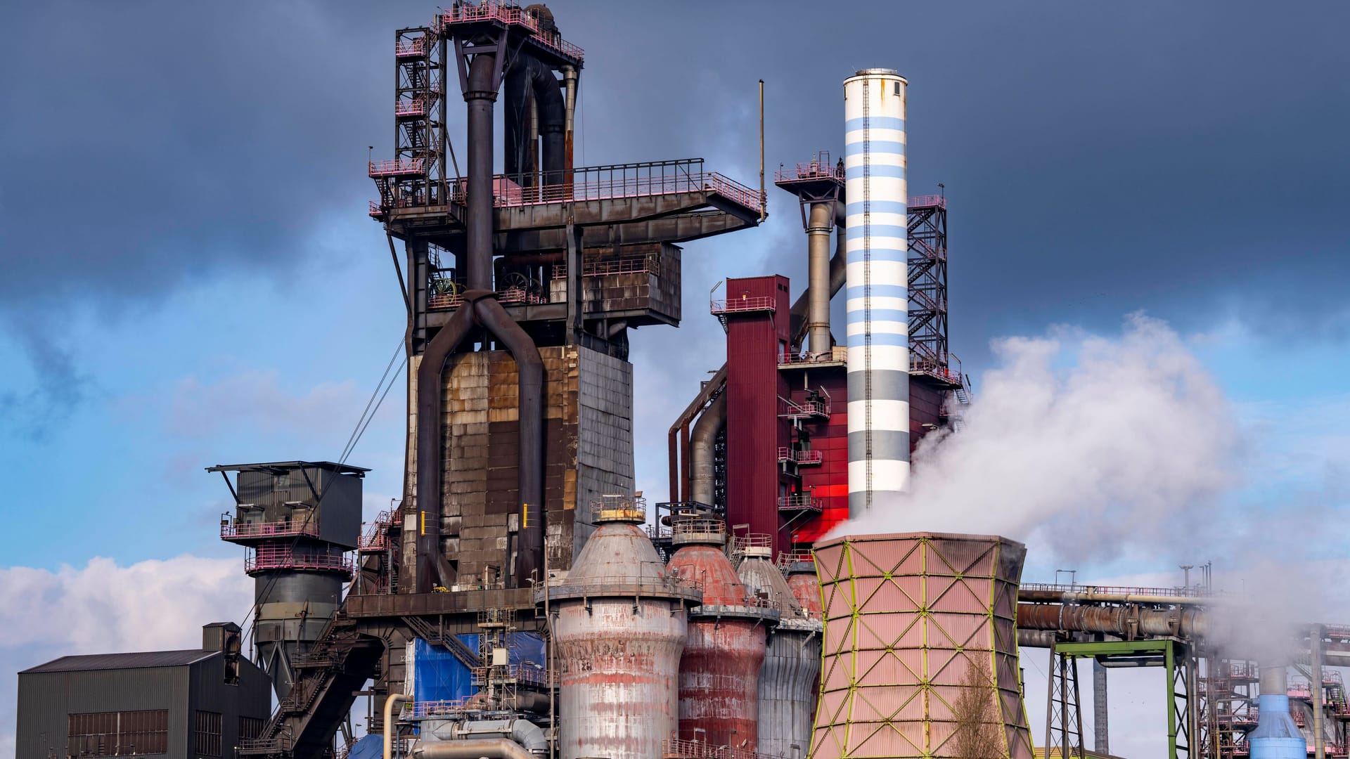 Stahlstandort von Thyssenkrupp in Duisburg-Bruckhausen (Symbolfoto): Auf einem Parkplatz des Konzerns kam es zu einem blutigen Streit. Stahlstandort von Thyssenkrupp in Duisburg-Bruckhausen (Symbolfoto): Auf einem Parkplatz des Konzerns kam es zu einem blutigen Streit.