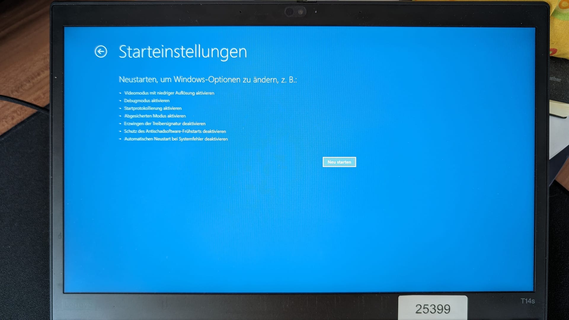 ...und zuletzt auf "Neu starten". Windows 10 fährt jetzt im abgesicherten Modus hoch. Dabei stehen verschiedene Optionen zur Verfügung. Mit der Nummern- oder Funktionstaste 4 wird der einfache abgesicherte Modus gestartet. Mit 5 oder F5 werden auch Netzwerkdienste aktiviert, das heißt, man hat Zugang zum Internet oder andere Computer.