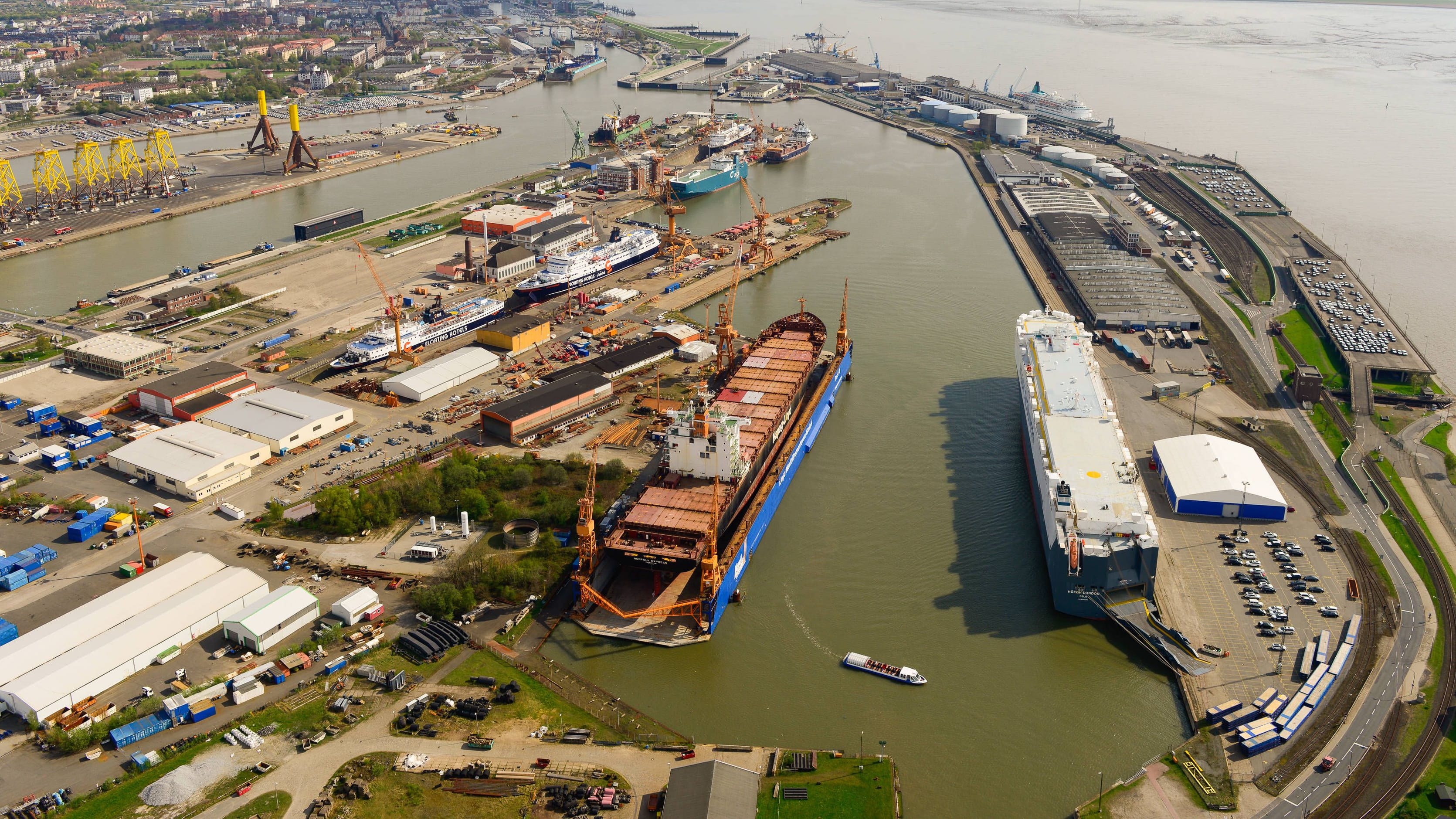 Bremerhaven: Riesen-Frachter im Hafen – Doppel-Premiere in der Seestadt