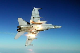 Eine F-18-Hornet im Flug (Archivbild): Die USA haben in der Nacht zum Sonntag Milizeneinrichtungen in Syrien und im Irak angegriffen.