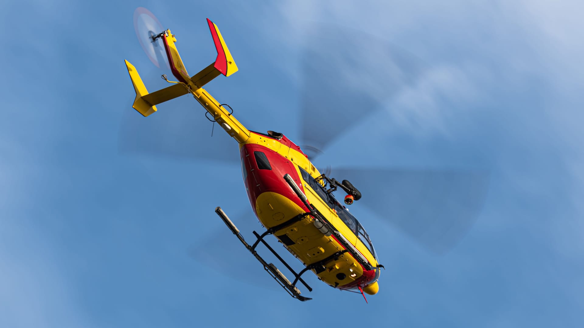 Ein Rettungshubschrauber (Symbolbild): Ein Mann wurde nach einem Arbeitsunfall mit einem Rettungshubschrauber ins Unfallkrankenhaus Berlin geflogen.