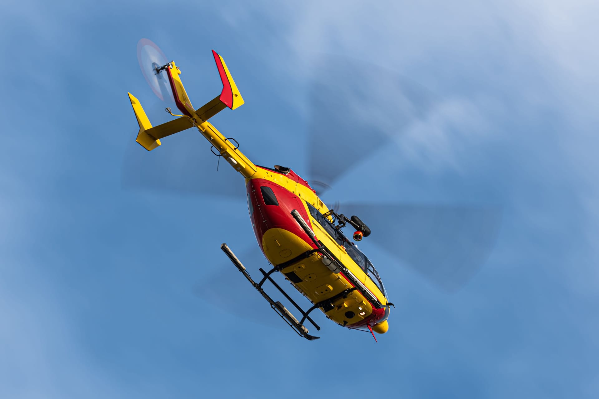 Ein Rettungshubschrauber (Symbolbild): Ein Mann wurde nach einem Arbeitsunfall mit einem Rettungshubschrauber ins Unfallkrankenhaus Berlin geflogen.