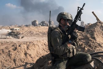 Israelischer Soldat im Gazastreifen (Archivbild): Halevi will weitere Rekrutierungsoptionen für die israelische Armee ausloten.