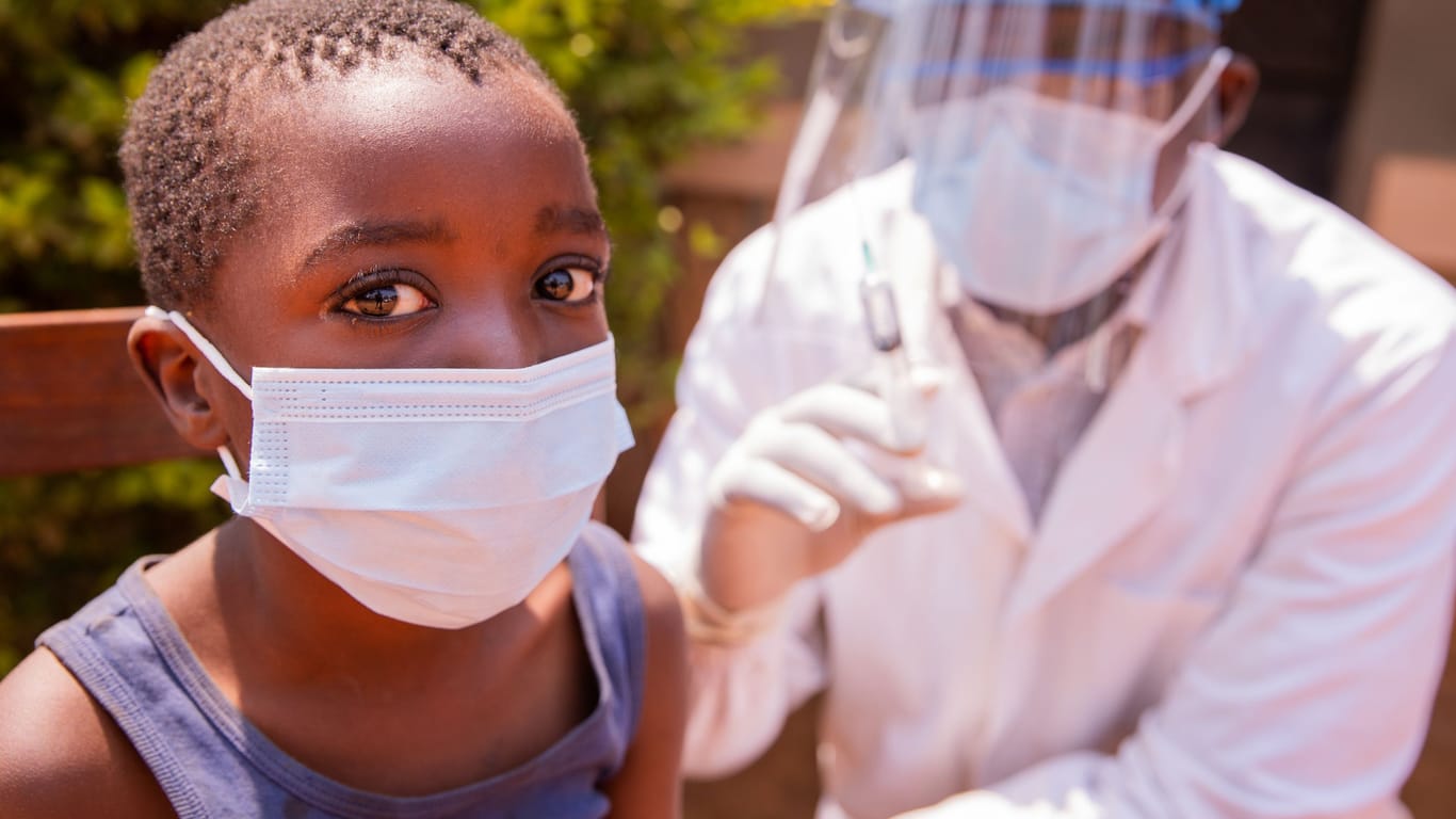 Kind wird gegen Malaria geimpft: Eine der guten Nachrichten aus dem Februar.