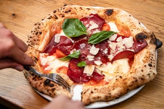 Eine Neapolitanische Pizza (Symbolfoto): Im "Moto59" gibt es Pizza, Pasta und Burger.