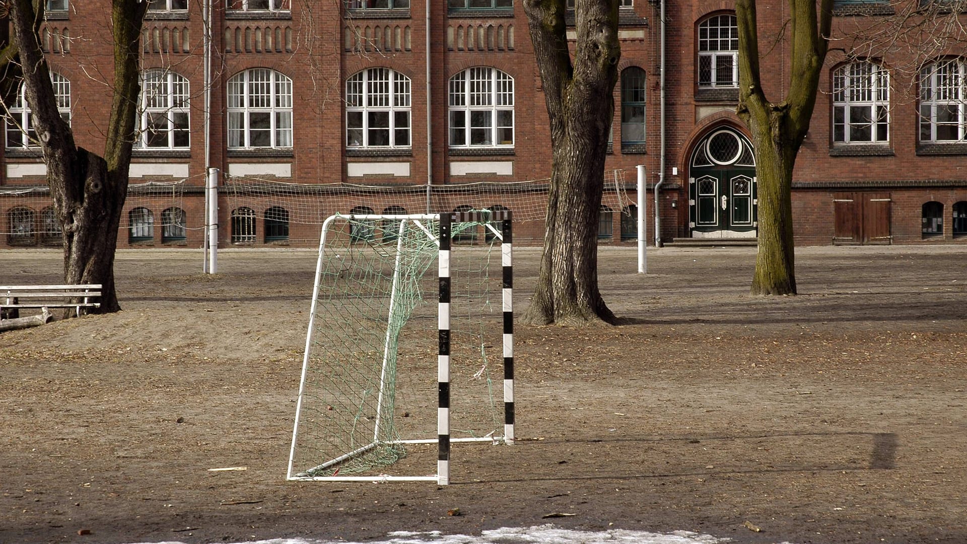 Ein Schulhof (Symbolfoto): Ein Mädchen wurde direkt auf dem Schulgelände missbraucht.